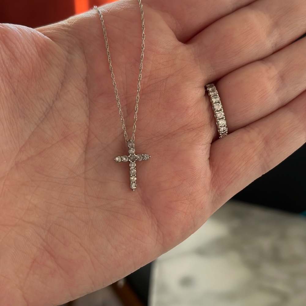14kt White gold and natural diamond necklace